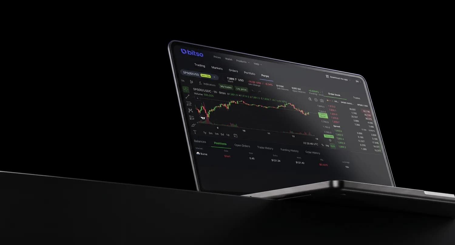 La terminal de trading de Bitso Alpha en una laptop, con un gráfico de precios y el libro de órdenes.